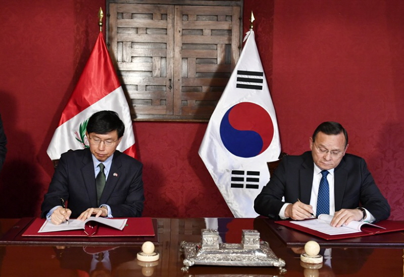 El 12 de junio de 2019, el embajador de Corea del Sur en Perú, June-hyuck Cho (izda.), y el ministro de Relaciones Exteriores de Perú, Néstor Popolizio Bardales, suscribieron un acuerdo para el establecimiento del primer Módulo para la Atención al Migrante Internacional. | Ministerio de Relaciones Exteriores de Perú